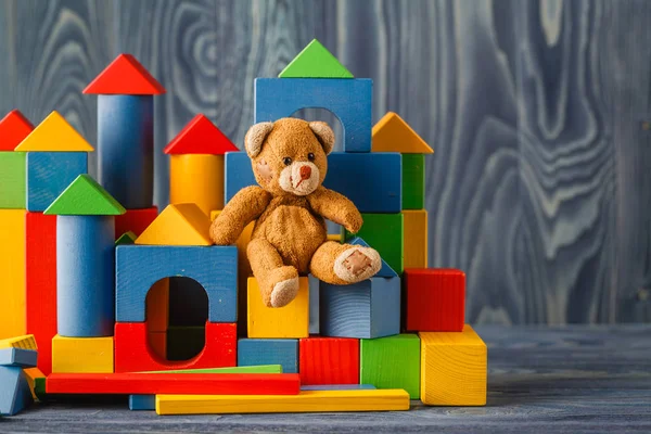 复古的熊玩具仅与一栋大楼块木地板上 — 图库照片