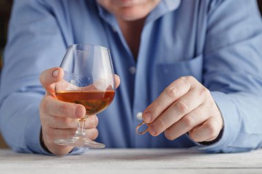 Adam nikah yüzüğünü çıkarıyor.