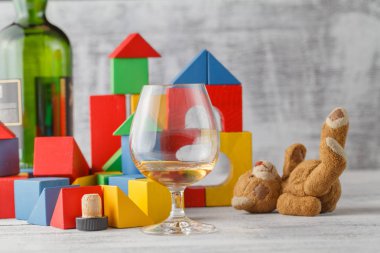 Alkolizm sorunu. Kırık oyuncak blok City, Bebek konut yapı Br