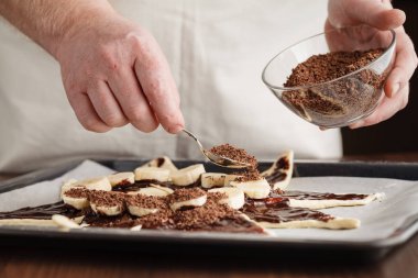 Şef dökülen kek hamuru kek teneke, yakın çekim