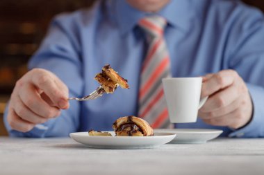 ev yapımı karamel kremalı pasta beyaz plaka üzerinde kesme ver. Wo üzerinde