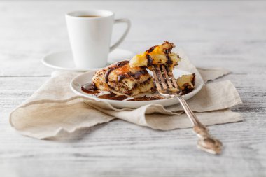 karanlık çikolatalı pasta plaka üzerinde