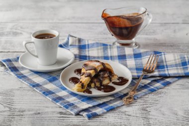 karanlık çikolatalı pasta plaka üzerinde