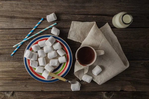 Tasse heißen Kakao mit Marshmallows auf dem Holztisch, Draufsicht — Stockfoto