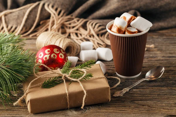 Ζεστό ρόφημα με marshmallows στο φόντο του ντεκόρ Χριστουγέννων — Φωτογραφία Αρχείου