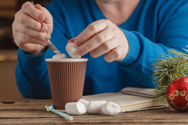 Hombre con taza de cacao caliente con malvaviscos, bebida de Navidad de invierno — Foto de Stock