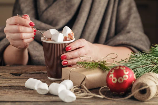 Close-up op handen nemend marshmallow van kopje hot chocolat — Stockfoto