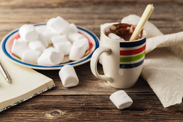 Bebida caliente con malvaviscos en el fondo de la decoración de Navidad — Foto de Stock