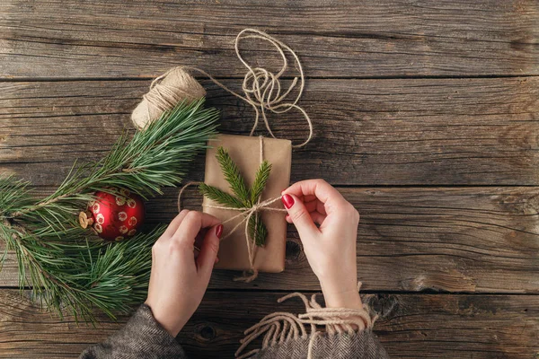 Noel hediye sarma kız. Kadının ellerini tutarak gi dekore edilmiştir.