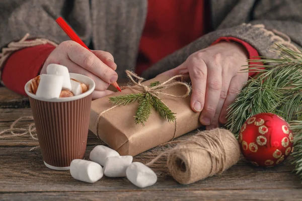 Christmas Present op een houten tafel close-up. Op de achtergrond, — Stockfoto