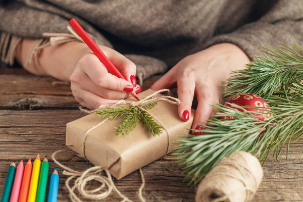 Noel arka plan. hediye kutusu üzerinde yazma el görünümünü. Paketli — Stok fotoğraf