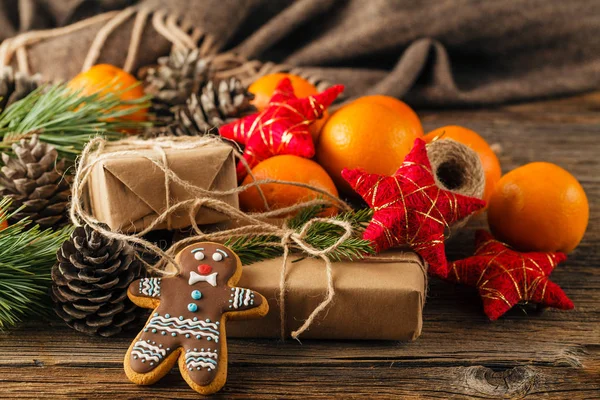 Kerstcadeautjes met rustieke lint op donkere houten achtergrond — Stockfoto