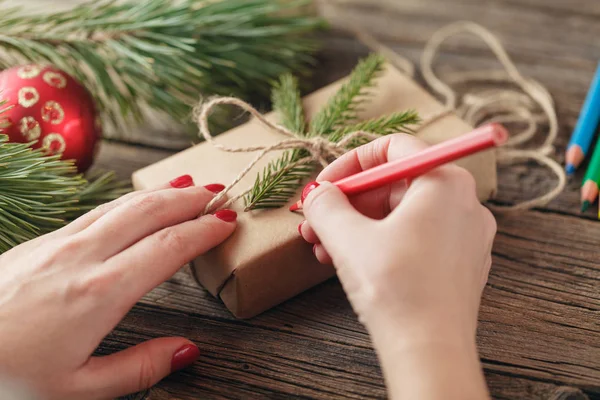 Noel arka plan. hediye kutusu üzerinde yazma el görünümünü. Paketli — Stok fotoğraf