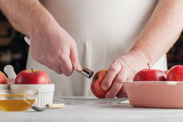 Руки шеф-повара удаляют яму из свежеочищенного яблока с помощью парринга k — стоковое фото