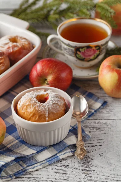 Pommes cuites au four sur une assiette blanche avec une tasse de thé — Photo