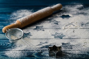 Dağınık un üzerinde Noel yıldız özetliyor. Parlak b