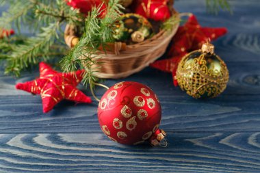 karlı ağaç üzerinde mavi arka plan christmas dekorasyon topu