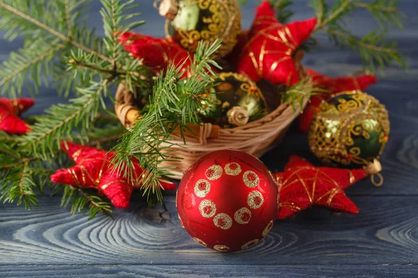 Μπάλα closeup των Χριστουγέννων με κλαδί πεύκου σε φόντο ξύλινη — Φωτογραφία Αρχείου