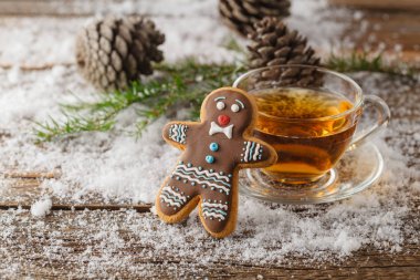 Noel tatlılar gingerbread çerezleri fırın. Kızıl için dekore edilmiş