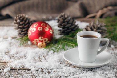 Kahve krem Noel ağacı bir tablo ile