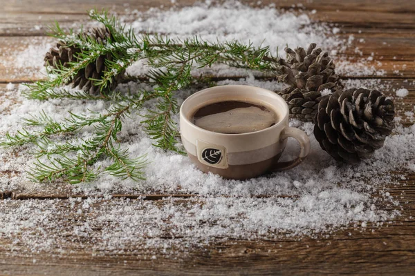 Кофе в кружке, снег, дерево — стоковое фото