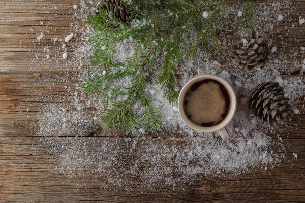 Чашка горячего кофе на морозном фоне зимнего дня / Рождество — стоковое фото