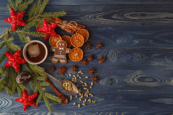 Krema, çay, köknar ağacı b ile Noel gingerbread çerezleri