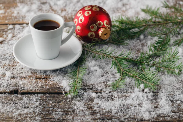 Becher und rote Kugel und Zapfen — Stockfoto