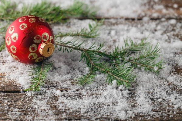 Weihnachtstapete mit Fichtenzweigen und Schnee — Stockfoto
