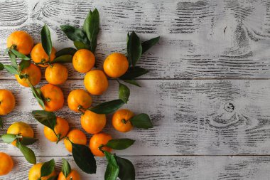 eski rustik ahşap masa üzerinde küçük mandalina