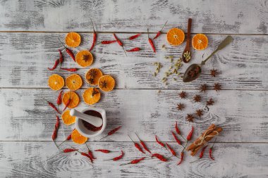 karanfil, tarçın, yıldız anason, elma ve portakal f ile yapılan çerçeve