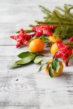 Çam dalları ve turuncu tang yılbaşı yeni yıl kompozisyonu