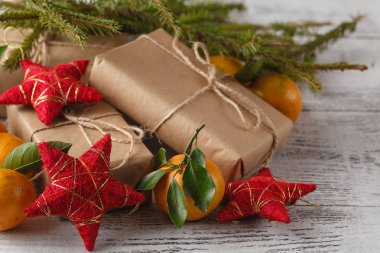 köknar dalı ile ahşap bir masaya angerines