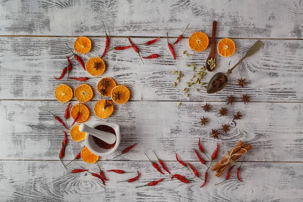 karanfil, tarçın, yıldız anason, elma ve portakal f ile yapılan çerçeve