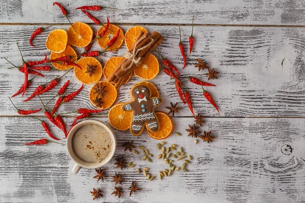 Чашка чая, сушеные апельсины, коричные палочки и аниса на синей спине — стоковое фото