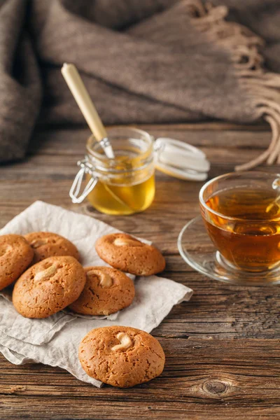 Taza de té con galleta de avena en mesa de madera oscura mesa encubierta — Foto de Stock