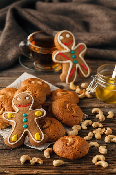 Christmas sweets baking gingerbread cookies on plate. Decorated — Stock Photo, Image