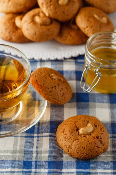 Taza de té caliente y galletas de avena con nueces — Foto de Stock