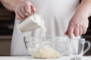 Erkek el ile hamur yoğurmak