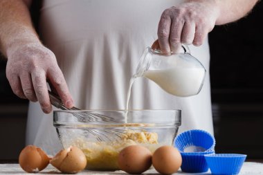 Adam geleneksel elmalı kek hazırlama