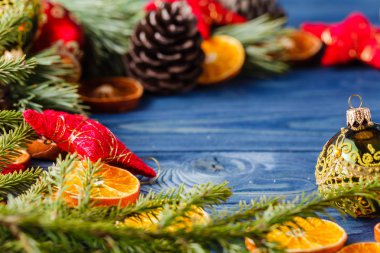 baubles ve kuru portakal ile Noel ağacı