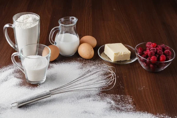 Ингредиенты кексов: молоко, мука, сахар, яйца, масло — стоковое фото