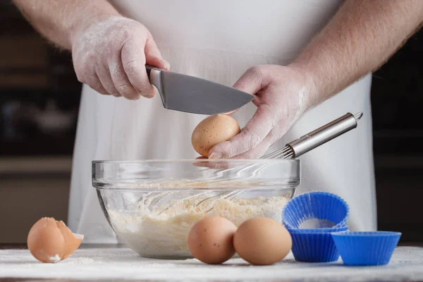 Punhado de farinha com ovo em uma cozinha rústica. Contra o backg — Fotografia de Stock