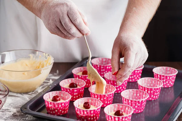 Приготовление пищи и домашняя концепция - закрыть вручную заполнения кексы плесени — стоковое фото