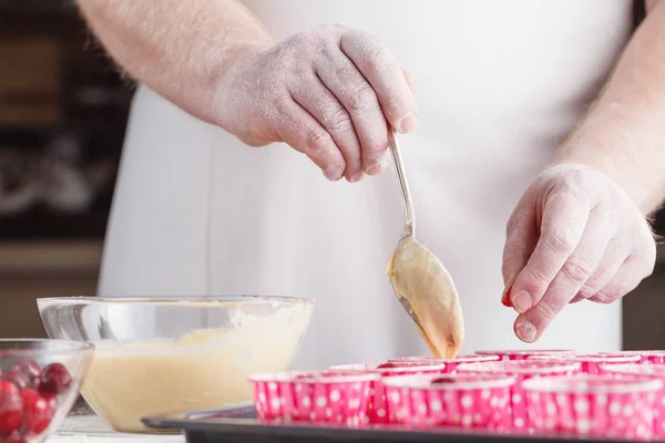Процесс приготовления кексов на кухне, ингредиенты cl — стоковое фото