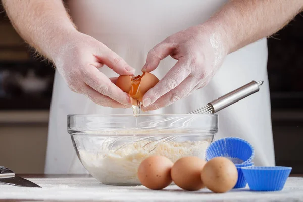 Горсть муки с яйцом на деревенской кухне. Против спинки — стоковое фото