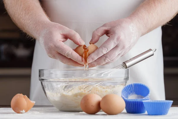 Приготовление пищи из яиц — стоковое фото