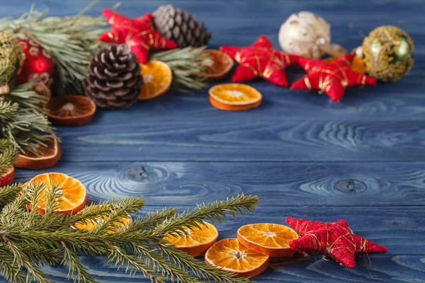 Weihnachtsbordüre mit Dekorationen auf rustikalem Holzgrund. h — Stockfoto