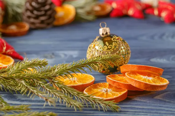 Brindille d'épinette avec tranches d'orange séchées et anis, noël backgr — Photo