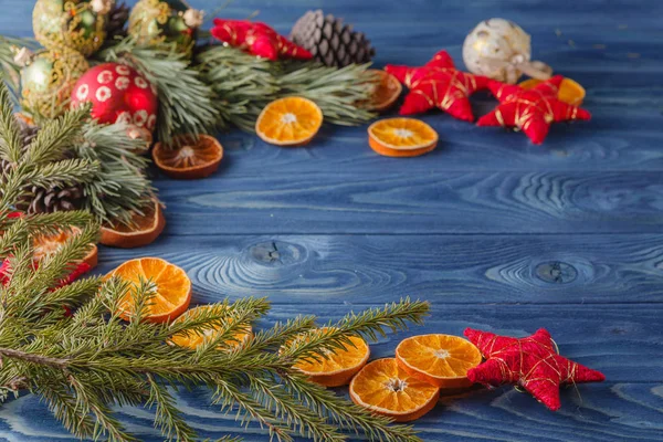 Fichtenzweig mit getrockneten Orangenscheiben auf Eichentisch, christmas bac — Stockfoto